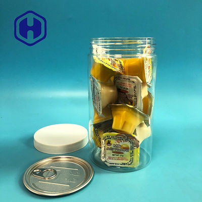 Los granos de café de las almendras de la palomitas de maíz se escapan el tarro plástico de la prueba con el tapón de tuerca